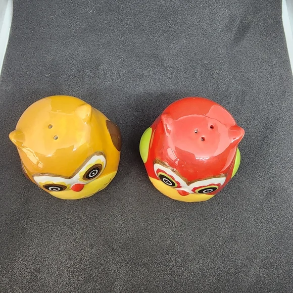 Kitschy Owl Salt And Pepper Shakers - Picture 5 of 11